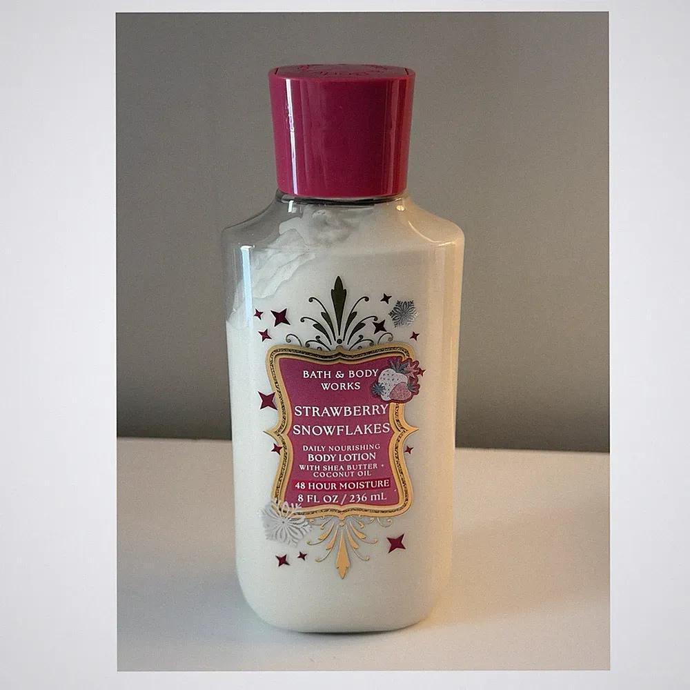 Bath & Body Works Strawberry Snowflakes Body Lotion 8 fl oz Shea Butter Vegan